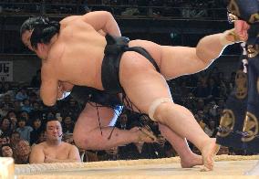 Asashoryu sallies forth at Spring sumo